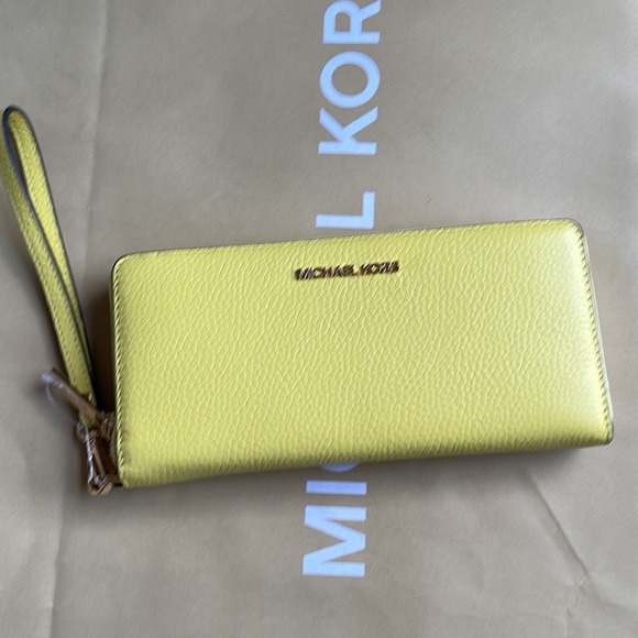 Michael Kors Jet Set Travel Large Travel CONTINENTAL 
Sunshine - Picture 14 of 16